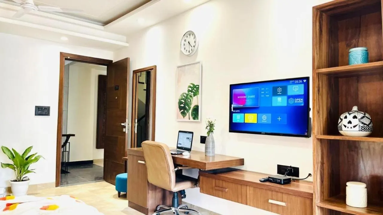 Ξενοδοχείο Bluo Studio4 Dlf Cybercity - Balcony, Gym Tt, Lift Γκουργκάον